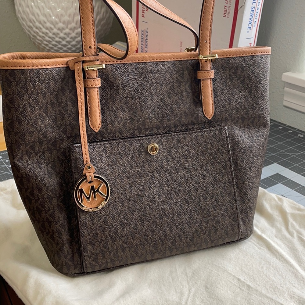Michael Kors jet set snap tote